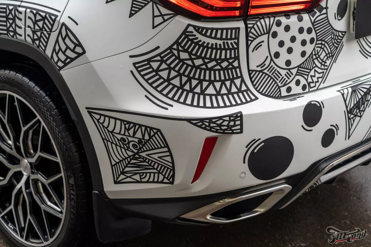 Необычный черно-белый дизайн для Lexus RX (винилография)